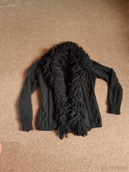 ČERNÝ VLNĚNÝ SVETR