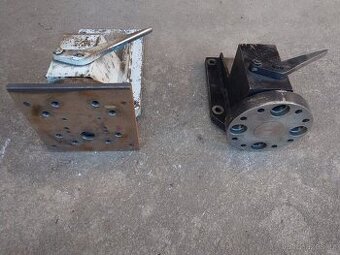 Prodám 2x universální mechanickou otoč s aretací polohy.