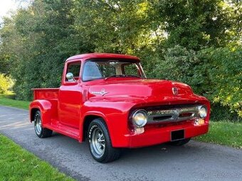 Ford F100 Pick-Up V8 z roku 1956,