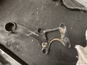 Držák budiky nejspíš ktm 590 08 019 000