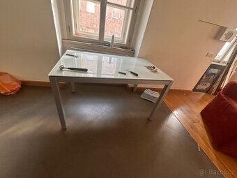 Moderní jídelní / pracovní stůl se skleněnou deskou