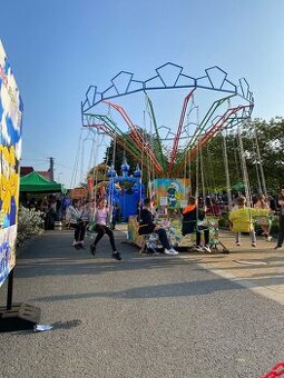 Řetízkový kolotoč, skákací hrad, rodeo býk