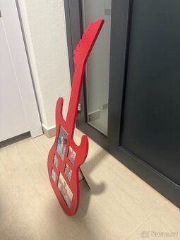 Stojánek, rámeček na fotografie ve tvaru kytary