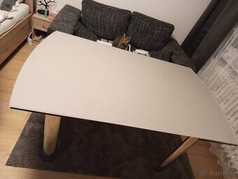 Skleněný jídelní stůl