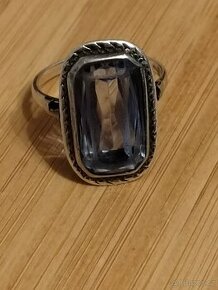 Stříbrný prsten s kamenem.