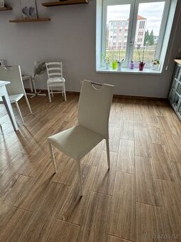 Krásná elegantní úchvatná bílá židle