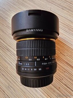 Objektiv "rybí oko" Samyang 8 mm 3.5 fish-eye cs ll p
