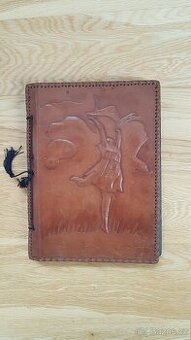 Kožené album rozměru 20 x 27 cm v původním stavu, - 1