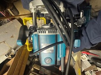 Vrchní frézka s regulací Makita RP2303FC01 2100W - 1