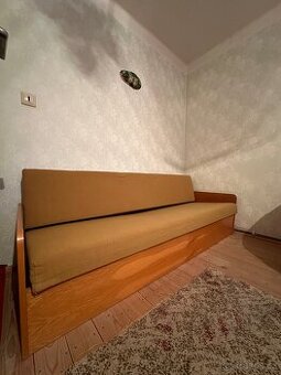 Starý rozkládací gauč
