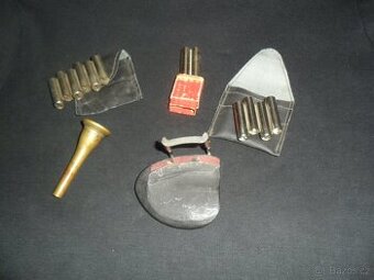 ladičky, mikrofon, kalafuny, struny, taška na LP