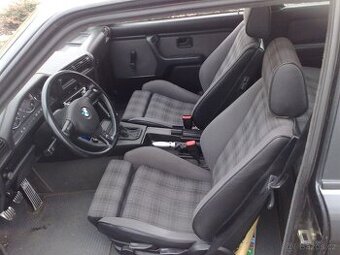 BMW E30 interiér