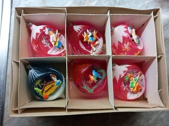 Retro staré ozdoby s vlepem.