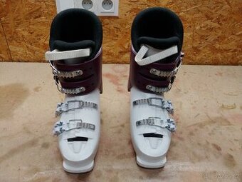 Dětské lyžáky a lyžařské hole.