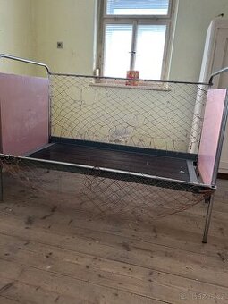 Kovová dětská postýlka