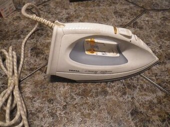 Nabízím zánovní žehličku TEFAL s parním šokem.