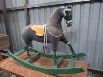 Nabízím krásného starožitného houpacího koníka z 19 stol. Ch