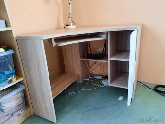 Rohový psací stůl