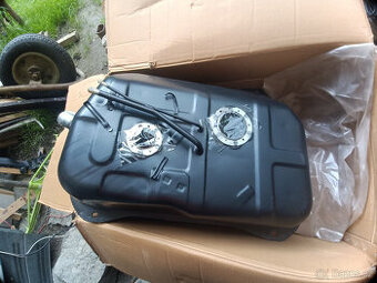 Prodám nádrže a příslušesntví nádrže na Suzuki samurai