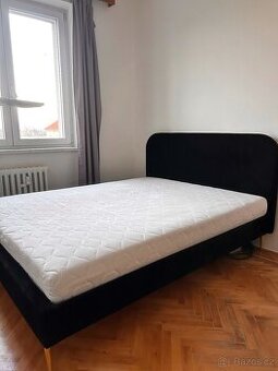 Černá čalouněná postel Beliani s taštičkovou matrací Ares