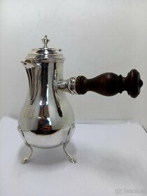 Starožitná stříbrná konvička na kafe