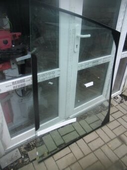 Čelní horní díl skla na traktorbagr Cat 428C -