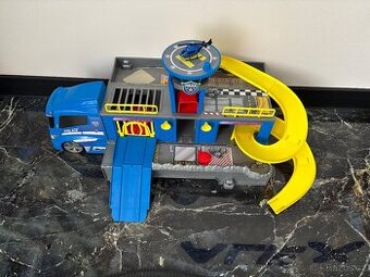 Policejní přepravní auto s vrtulníkem