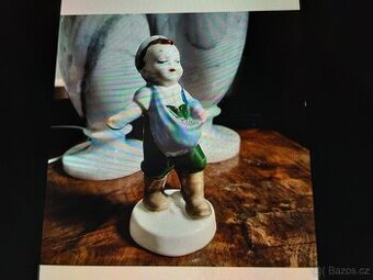 Stará porcelánová figurka