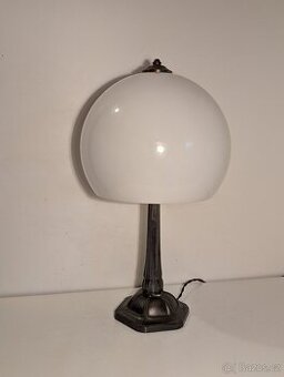 secesní pěkná lampa, lampička bílé kulaté stínidlo