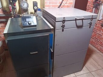 aut. kotel s násypkou