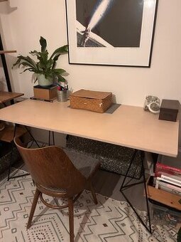 Designový stůl a retro židle