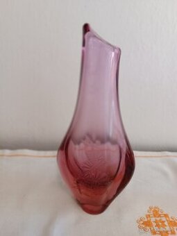 Růžová váza hutní sklo