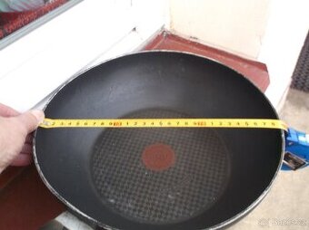 Velká hlubší pánev TEFAL.