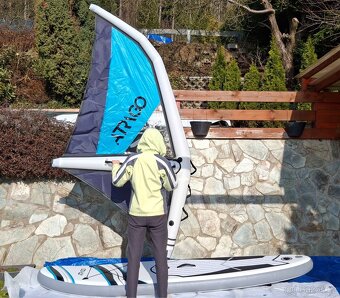 Paddleboard s nafukovací plachtou, windsurfing