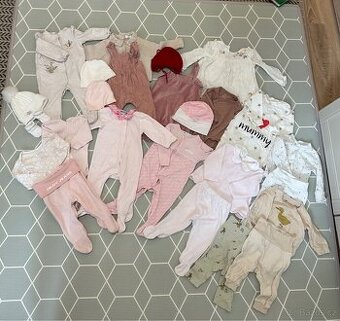 Sada oblečení pro holčičku 3–6 měsíců.