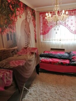 Prodám velký skleněný lustr s ověsy.