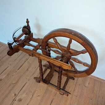 Starožitný funkční kolovrátek