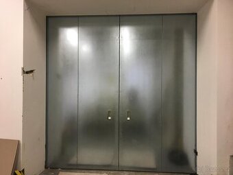 POSUVNÁ PROTIPOŽÁRNÍ KOVOVÁ VRATA 3X3,3M