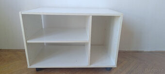 Jednoduchý bílý televizní stolek