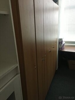 Šatní skříň na zamykání lamino