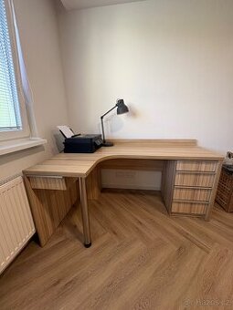 Rohový pracovní stůl