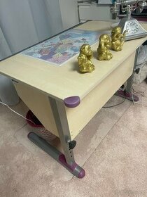 Dětský stůl s možností náklonu desky