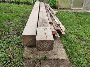 Dřevěné hranoly trámy - zbytek ze stavby