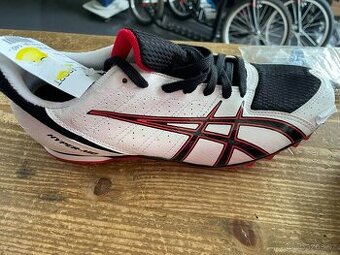 atletické tretry Asics 42 1/2 nové s hrotama