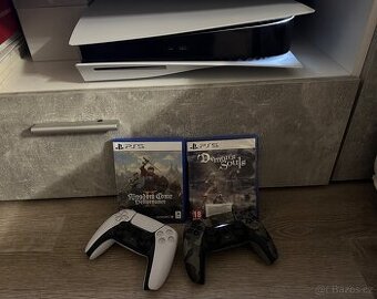 PS5 + 2 ovladače a hry