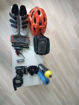 Cyklo výbava v balíčku nebo jednotlivě – helma, boty, pumpa,