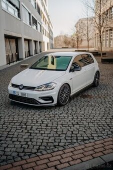 VW Golf 7.5 R - PRONÁJEM