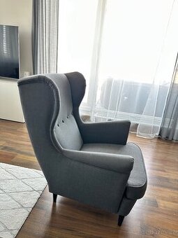 Šedé křeslo ušák IKEA STRANDMON