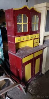 Stará starožitná kredenc komoda