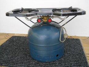 2 velké 33 kg propanbutanové lahve a 2 malé + vařič